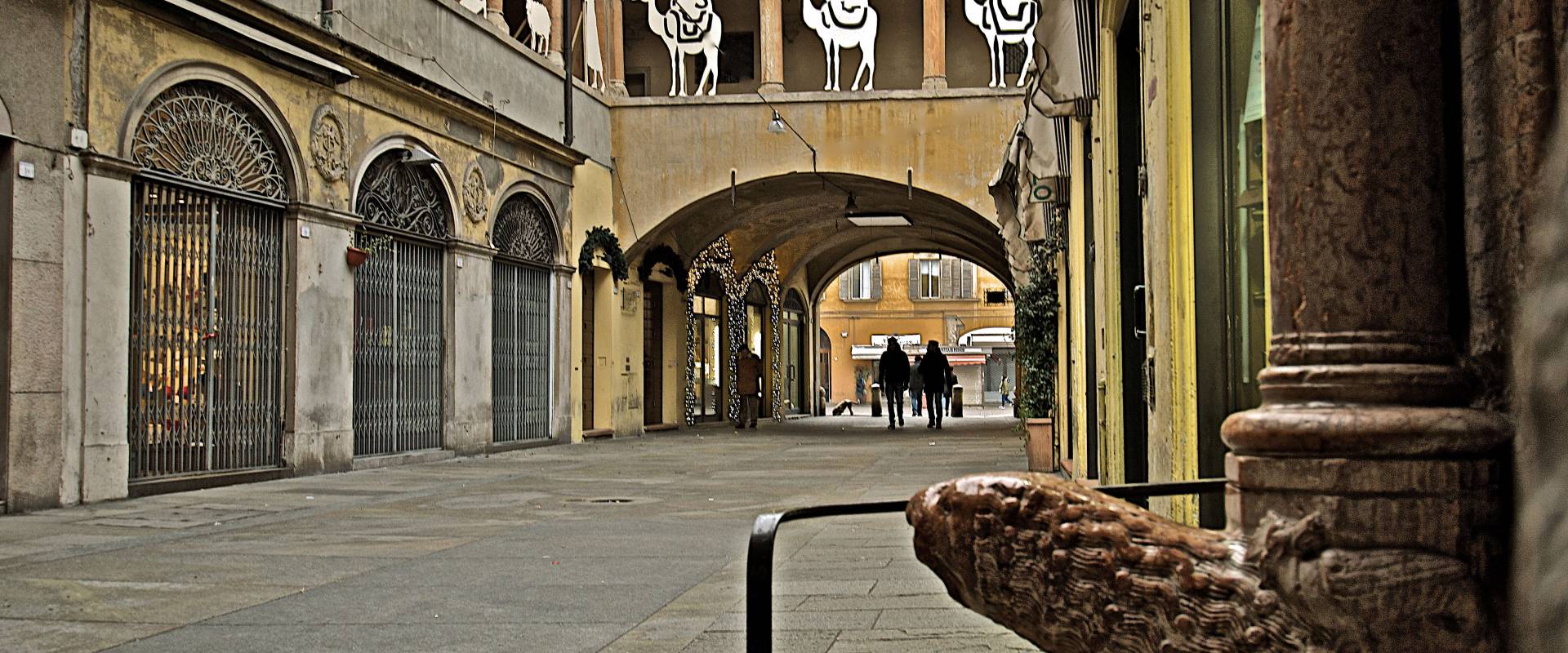 Percorso pedonale del "Broletto" che unisce piazza del Duomo con piazza San Prospero foto di Caba2011